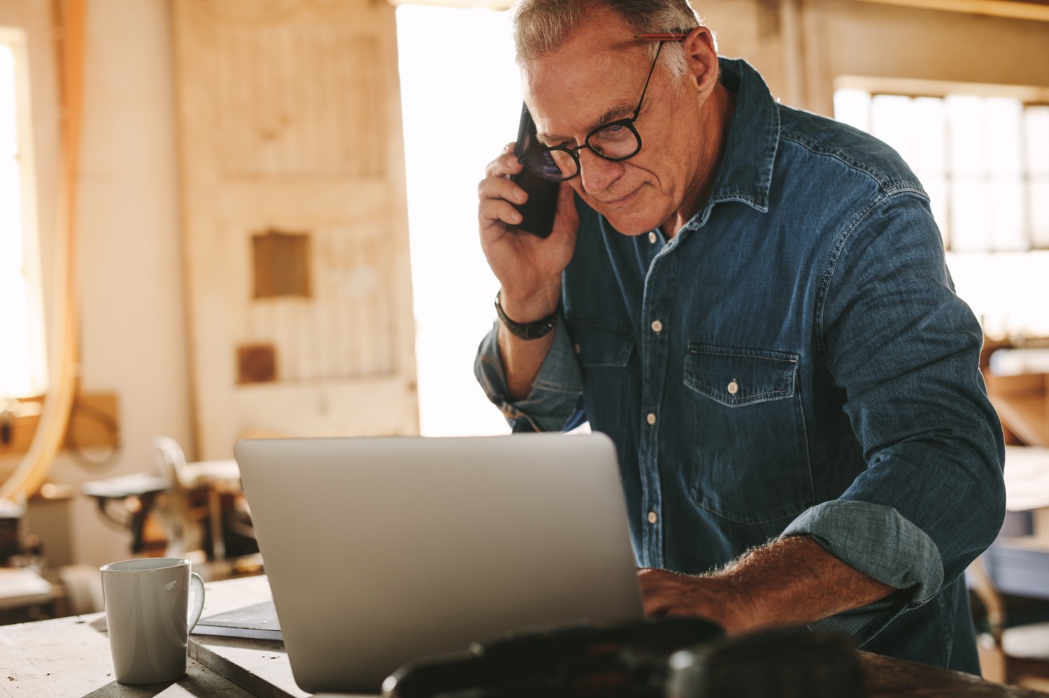 tradesman with laptop